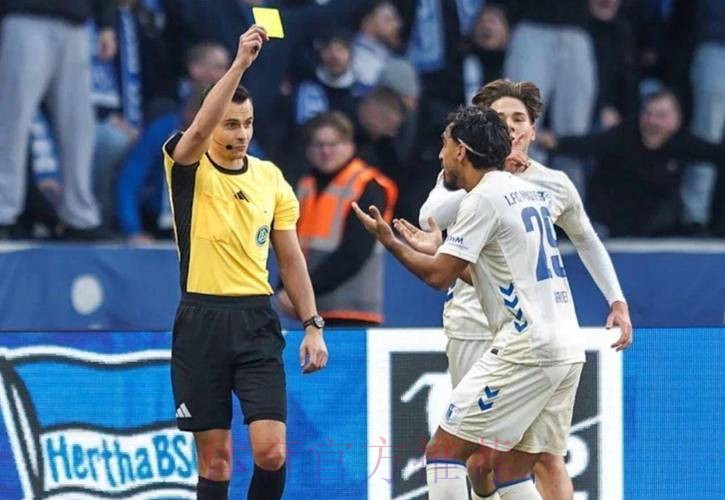 球员庆祝时跳广告牌 掉到1层楼高的深坑:希特勒在任时德国人挖的 球员庆祝时跳广告牌 掉到1层楼高的深坑:希特勒在任时德国人挖的